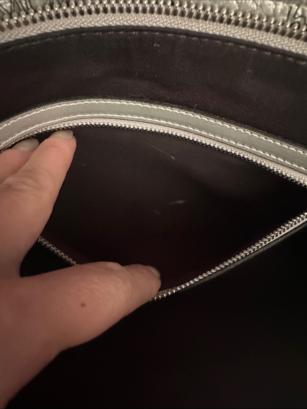 MCM Metallic Silver Logo Clutch - Picture 6 of 6